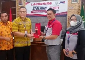 SERAHKAN CENDERAMATA - Kajari Serang Freddy D Simandjuntak (kedua dari kiri), serahkan cenderamata ke Kepala Cabang JNE Cilegon Herry Herbowo, dalam acara launching Si Elang di Kantor Kejari Serang, beberapa hari lalu. (HERMAN SAPUTRA/SATELITNEWS.ID)