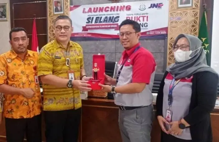 SERAHKAN CENDERAMATA - Kajari Serang Freddy D Simandjuntak (kedua dari kiri), serahkan cenderamata ke Kepala Cabang JNE Cilegon Herry Herbowo, dalam acara launching Si Elang di Kantor Kejari Serang, beberapa hari lalu. (HERMAN SAPUTRA/SATELITNEWS.ID)