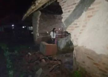 Dinding dapur rumah milik Eneng Ayu (35), warga Kampung Gunung Cangri, Desa Cijakan Kecamatan Bojong, jebol, Kamis (9/6/2022) sore. (ISTIMEWA)