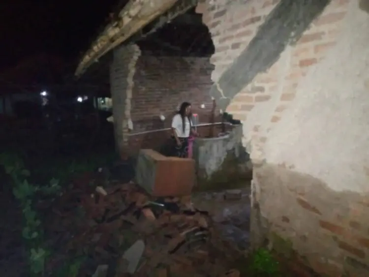 Dinding dapur rumah milik Eneng Ayu (35), warga Kampung Gunung Cangri, Desa Cijakan Kecamatan Bojong, jebol, Kamis (9/6/2022) sore. (ISTIMEWA)
