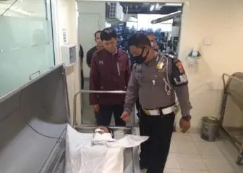 Anggota Satlantas Polresta Tangerang, menengok korban Laka tunggal yang tewas di tempat, Selasa (14/6/2022). (ISTIMEWA)