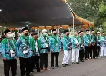 Para pendamping haji, sedang mendengarkan arahan dari Kanwil Banten, Nanang Fathurrohman, di Pendopo Bupati Serang, Rabu (15/6/2022). (ISTIMEWA)
