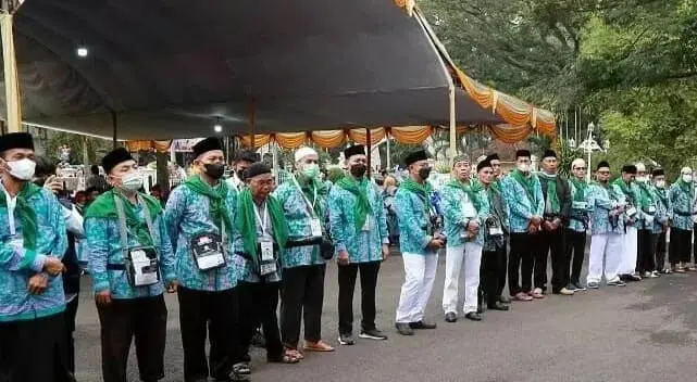 Para pendamping haji, sedang mendengarkan arahan dari Kanwil Banten, Nanang Fathurrohman, di Pendopo Bupati Serang, Rabu (15/6/2022). (ISTIMEWA)