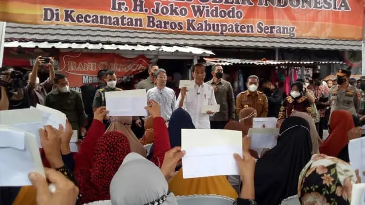 Jokowi Bagikan Bantuan Kepada Para Pedagang di Pasar Baros Kabupaten Serang