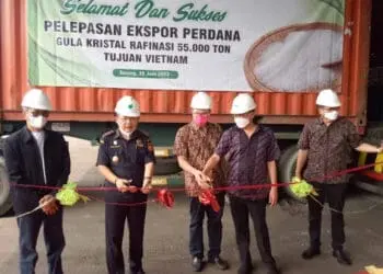 Kepala Kantor Bea Cukai Merak, Beni Novri melepas ekspor gula rafinasi milik PT BMM ke Vietnam. (ISTIMEWA)
