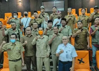 Sejumlah perwakilan BPBD Banten, BPBD Pandeglang, Kades se-Kecamatan Patia, dan aparatur Kecamatan Patia, foto bersama usai kegiatan sosialisasi, edukasi dan mitigasi bencana, di Aula BPBD Banten, Senin (20/6/2022). (ISTIMEWA)