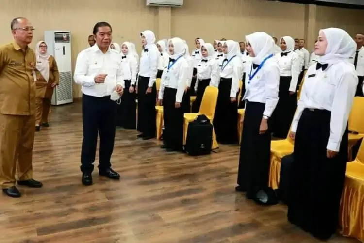 PJ Gubernur Banten Al Muktabar, memberikan arahan kepada peserta saat membuka acara pelatihan dasar CPNS di Badiklat BKPSDM Provinsi Banten, di Jalan Raya Karang Tanjung, Kabupaten Pandeglang, Senin (20/6)2022). (ISTIMEWA)