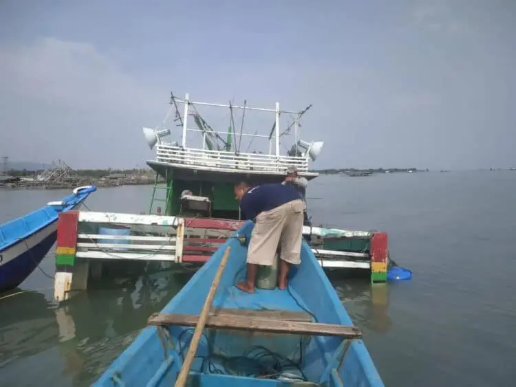Polda Banten Evakuasi Kapal Tenggelam di Dermaga Umang