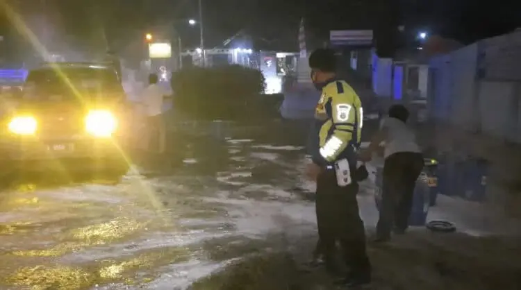 Truk Tangki Terguling di Cilegon, 12 Ton Zat Berbahaya Tumpah ke Jalan