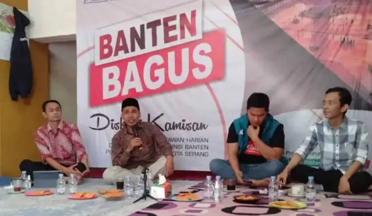 DIALOG - Komisioner KPU Banten, Masudi (kiri), Ketua Bawaslu Provinsi Banten Didih M Sudi (kedua dari kiri), berdialog bersama wartawan, di Plaza Inspirasi KP3B, Kamis (30/6/2022). (HERMAN SAPUTRA/SATELITNEWS.ID)