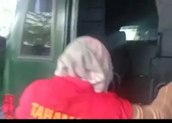 W, tersangka kasus dugaan korupsi pengelolaan UPS PT Pegadaian Cibeber, masuk mobil tahanan Kejari Banten, Senin (6/6/2022).(ISTIMEWA)