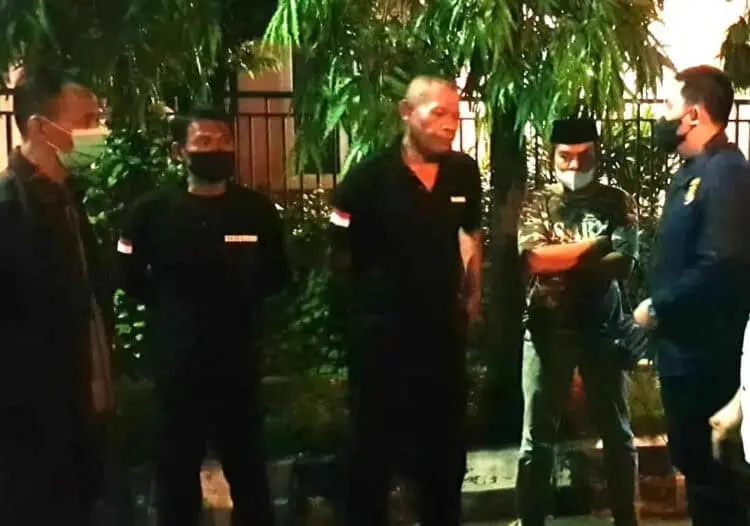 9 Jam Penyidik Bertahan di Gerbang Rumah Nikita Mirzani