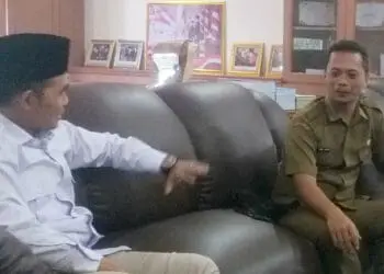 Ketua DPRD Pandeglang, Tubagus Udi Juhdi sedang mendengarkan keluh kesah para honorer di ruang kerjanya, Selasa (21/6/2022). (NIPAL SUTIANA/SATELITNEWS.ID)