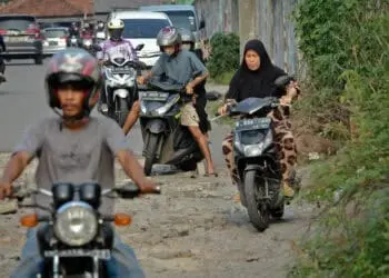 Foto Kerusakan Jalan HA Chaerudin Jatiuwung Kota Tangerang