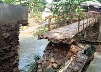 Jembatan Cegog di Desa Rancapinang, Kecamatan Cimanggu, Kabupaten Pandeglang, ambruk, Selasa (28/6/2022). Sehingga tak bisa dilalui. (ISTIMEWA)