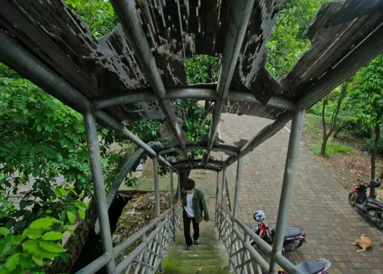 Foto JPO di Jalan Jendral Sudirman Kota Tangerang Tak Terawat