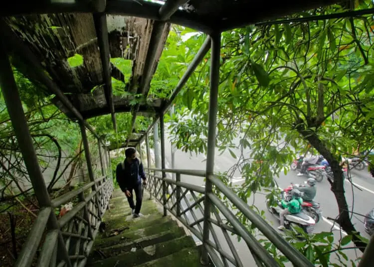 Foto JPO di Jalan Jendral Sudirman Kota Tangerang Tak Terawat