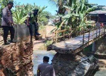 Monitor Jembatan Ambruk, Kapolsek Cimanggu Polres Pandeglang Ingatkan Kades