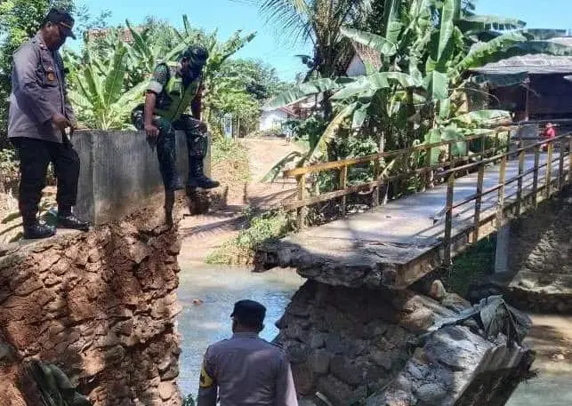 Monitor Jembatan Ambruk, Kapolsek Cimanggu Polres Pandeglang Ingatkan Kades