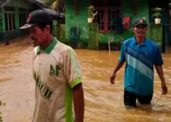 BANJIR–Tiga Kampung yaitu, Kampung Ciwalang, Babakan dan Kampung Cileuweung, Desa Panacaran, Kecamatan Munjul, Kabupaten Pandeglang, terendam banjir, Sabtu (18/6/2022) malam lalu. (ISTIMEWA)