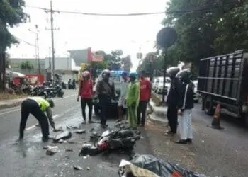 Tabrak Pembatas Jalan, Penumpang Motor Tewas Terlindas Truk