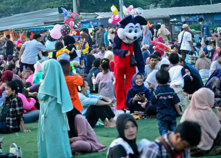 Foto Menikmati Hari Libur di Taman Elektrik Kota Tangerang