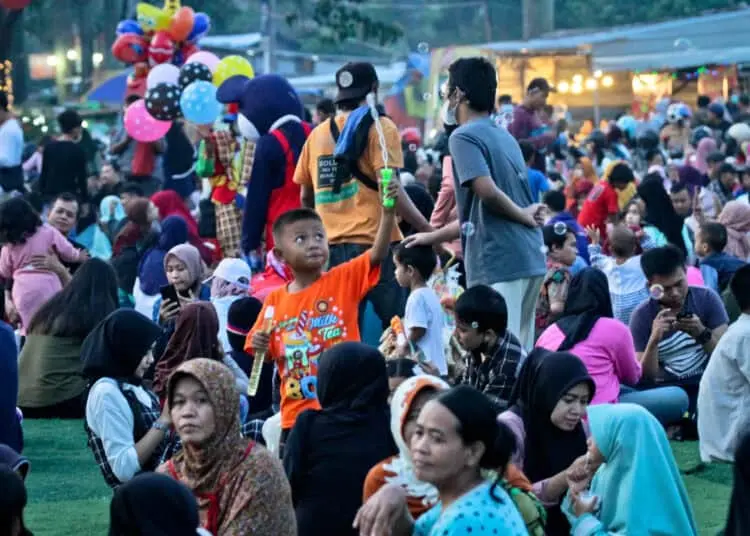 Foto Menikmati Hari Libur di Taman Elektrik Kota Tangerang