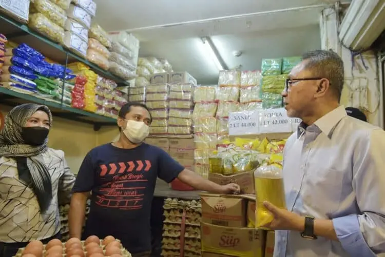 Cek Pasar Cibubur, Zulhas Dengar Keluhan Rakyat Soal Harga Bahan Pokok