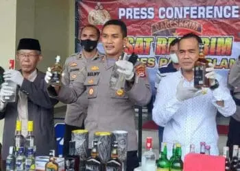 Kapolres Pandeglang AKBP Belny Warlansyah, bersama Ketua DPRD Pandeglang Tb. Udi Juhdi dan Ketua MUI Pandeglang, menunjukan barang bukti miras di Mapolres Pandeglang, Selasa (31/1/2022) lalu. (ISTIMEWA)