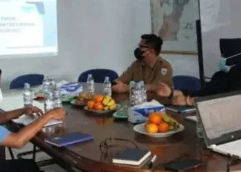 Didampingi Dirut Perumdam Tirta Berkah Pandeglang, Wabup Pandeglang, Tanto Warsono Arban, sedang mendengarkan ekspose pihak Perumdam Tirta Berkah Pandeglang Senin (27/6/2022). (ISTIMEWA)