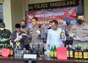 Wow! Polisi Sita Ribuan Botol Miras dari Agen di Labuan Kabupaten Pandeglang
