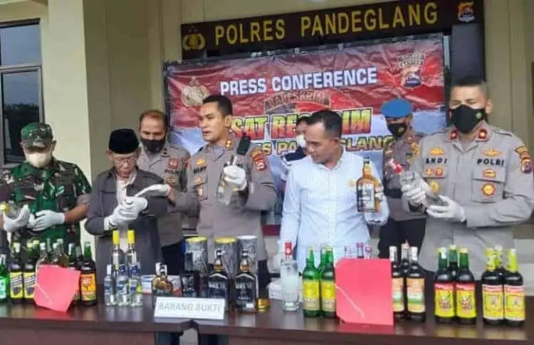 Wow! Polisi Sita Ribuan Botol Miras dari Agen di Labuan Kabupaten Pandeglang