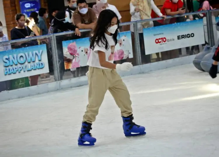 Foto Serunya Liburan dengan Bermain Ice Skating di Mal