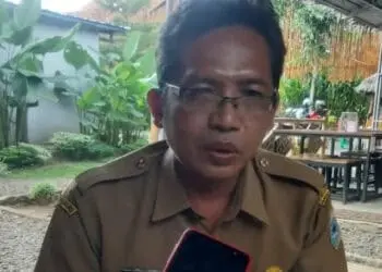 WAWANCARA–Sutoto, Sekretaris Dindikpora Pandeglang sedang di wawancara. (ISTIMEWA)