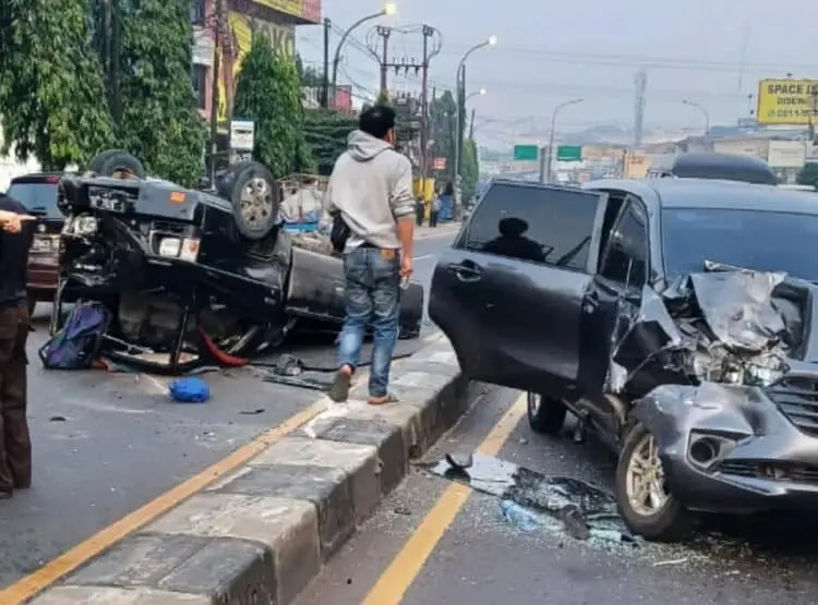 Mobil Pikap Tabrak Pembatas Jalan dan Toyota Avanza di Ciputat