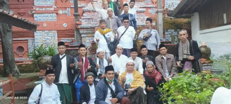 100 Ulama Kabupaten Serang Tur Religi ke Cirebon