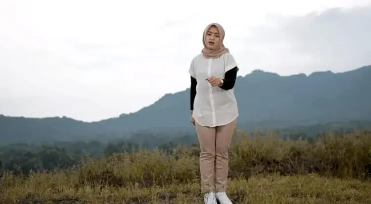 Lirik Lagu Cukup – Woro Widowati