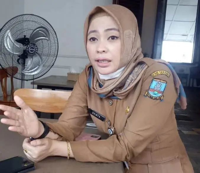Sekretaris Diskoumperindag Kabupaten Serang, Shinta Asfilian Harjani, sedang di wawancara wartawan, Senin (27/6/2022). (SIDIK/SATELITNEWS.ID)