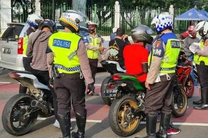 Satlantas Polres Tangsel Bagikan Helm Gratis