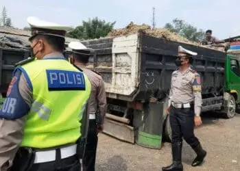 Angkut Pasir-Tanah Tak Gunakan Terpal, Belasan Truk di Lebak Ditilang
