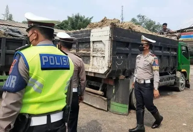 Angkut Pasir-Tanah Tak Gunakan Terpal, Belasan Truk di Lebak Ditilang