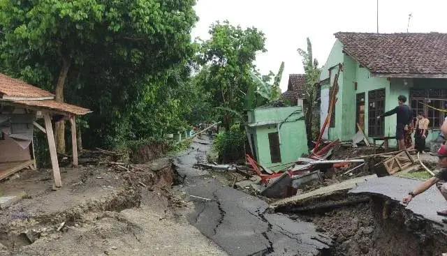 Hindari Pergerakan Tanah Susulan, Warga Cilangkap Lebak Diungsikan