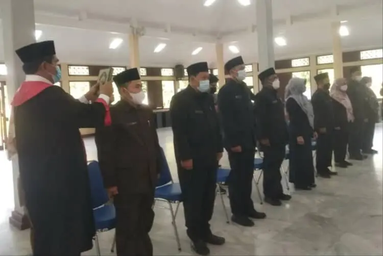Para pejabat baru sedang mengucapkan sumpah jabatan, di Aula Pendopo Bupati Pandeglang, Senin (11/7/2022).
