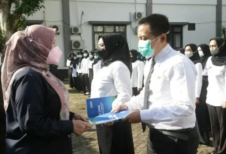 Bupati Irna menyerahkan SK kepada perwakilan CPNS, di lingkungan Setda Pandeglang, Senin (11/7/2022). (ISTIMEWA)