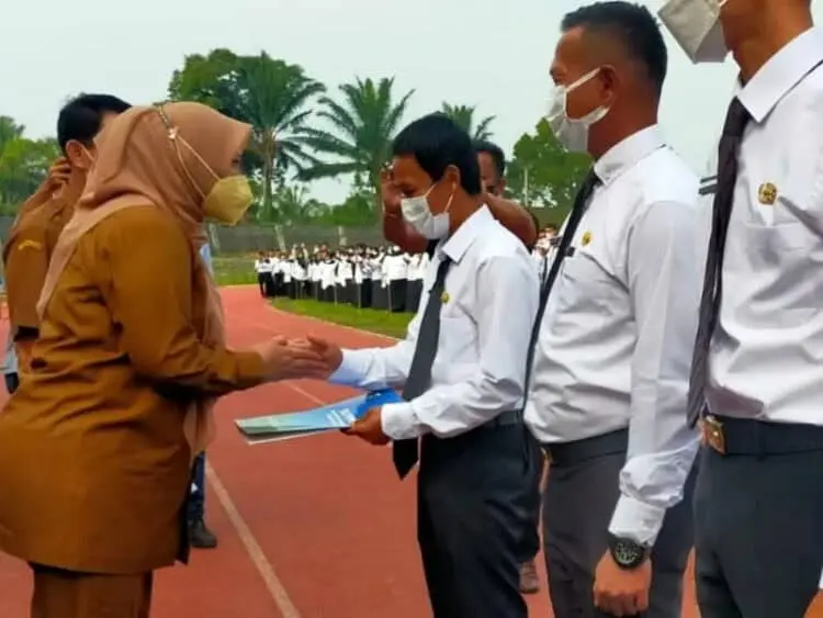 Bupati Pandeglang, Irna Narulita, menyerahkan SK PPPK kepada perwakilan PPPK, di Stadion Badak Pandeglang, Selasa (12/7/2022). (ISTIMEWA)