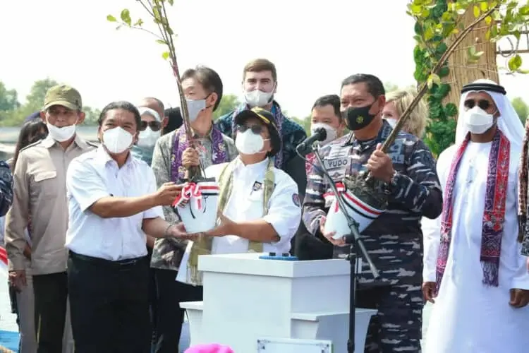 KSAL, Menteri LHK dan Al Muktabar Tanam Mangrove di Tanjung Pasir