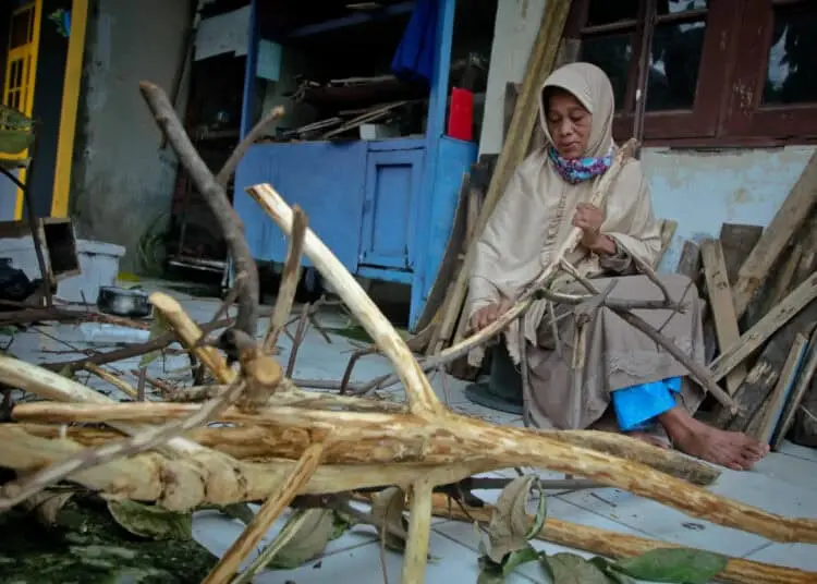 Foto Hiasan Bunga Berbahan Dasar Limbah Tembus Manca Negara