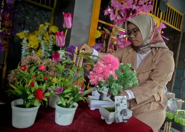 Foto Hiasan Bunga Berbahan Dasar Limbah Tembus Manca Negara