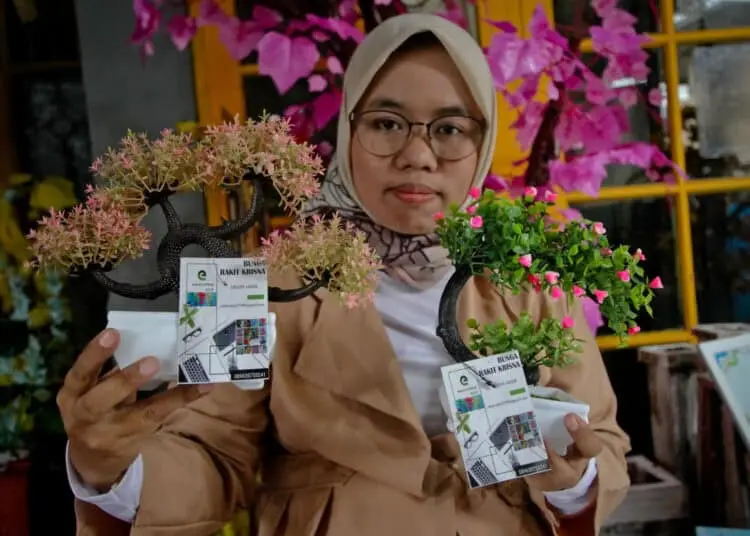 Foto Hiasan Bunga Berbahan Dasar Limbah Tembus Manca Negara