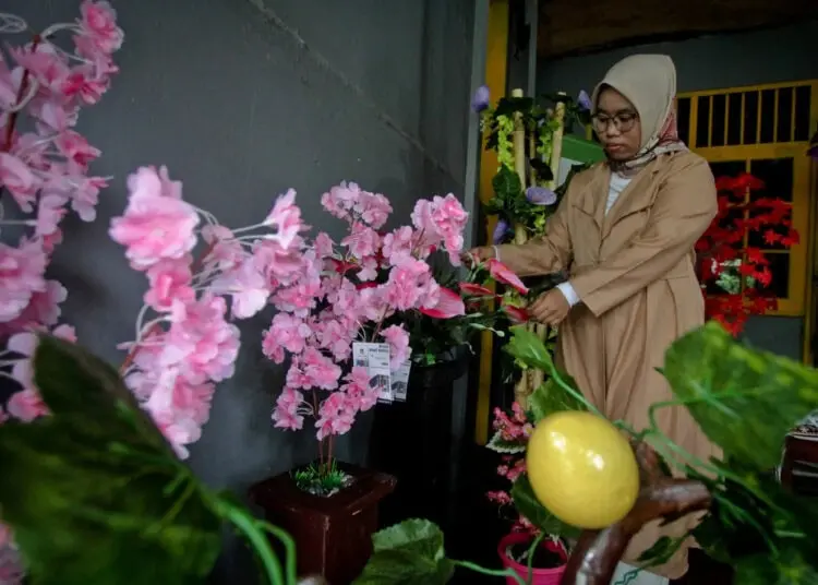 Foto Hiasan Bunga Berbahan Dasar Limbah Tembus Manca Negara